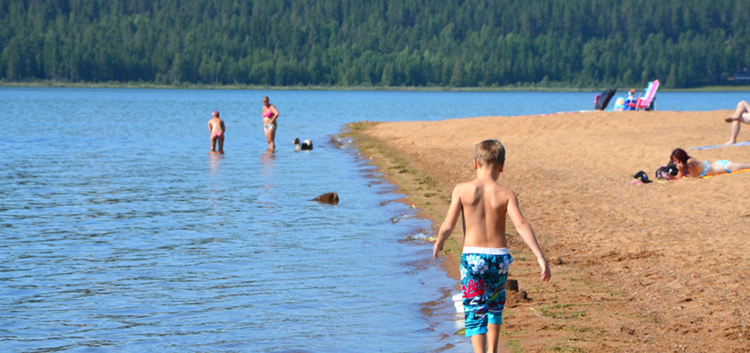 badstrand med badande